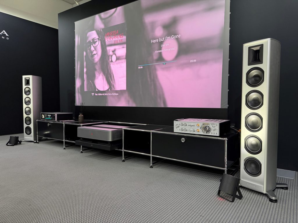 Leica Cine 1 mit Hifi Rose RA 180 an RS 151 und Piega Premium 801 auf USM Möbel